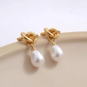 Knotted metal drop-shaped pearl earrings